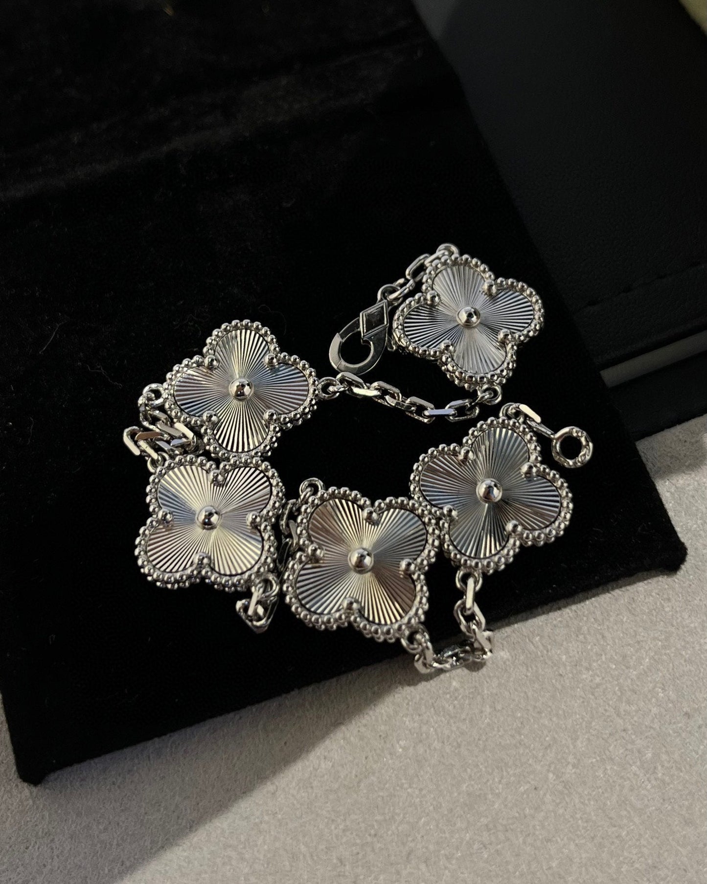[Lumina] CLOVER 5 MOTIF LASER BRACELET COLLECTION