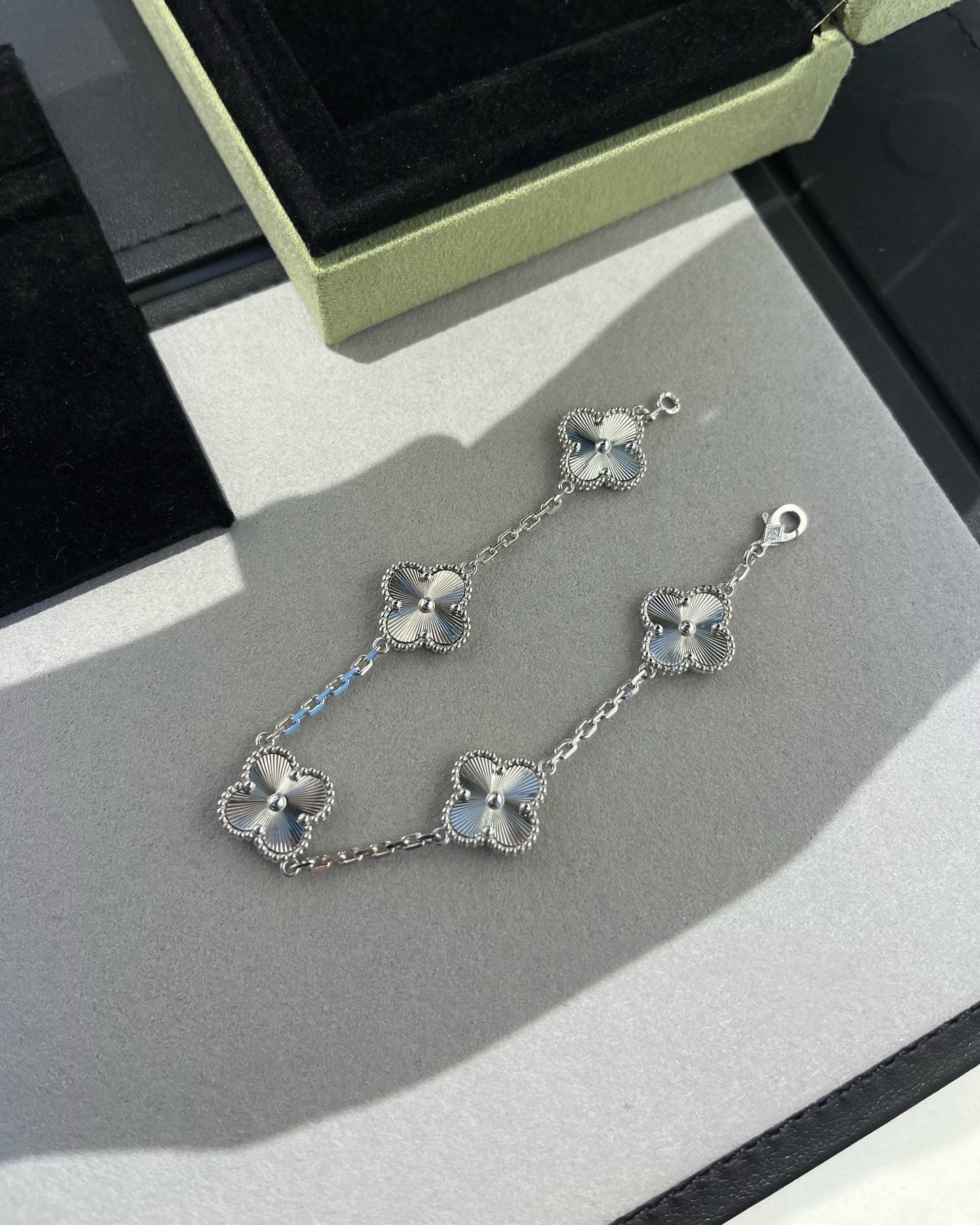 [Lumina] CLOVER 5 MOTIF LASER BRACELET COLLECTION